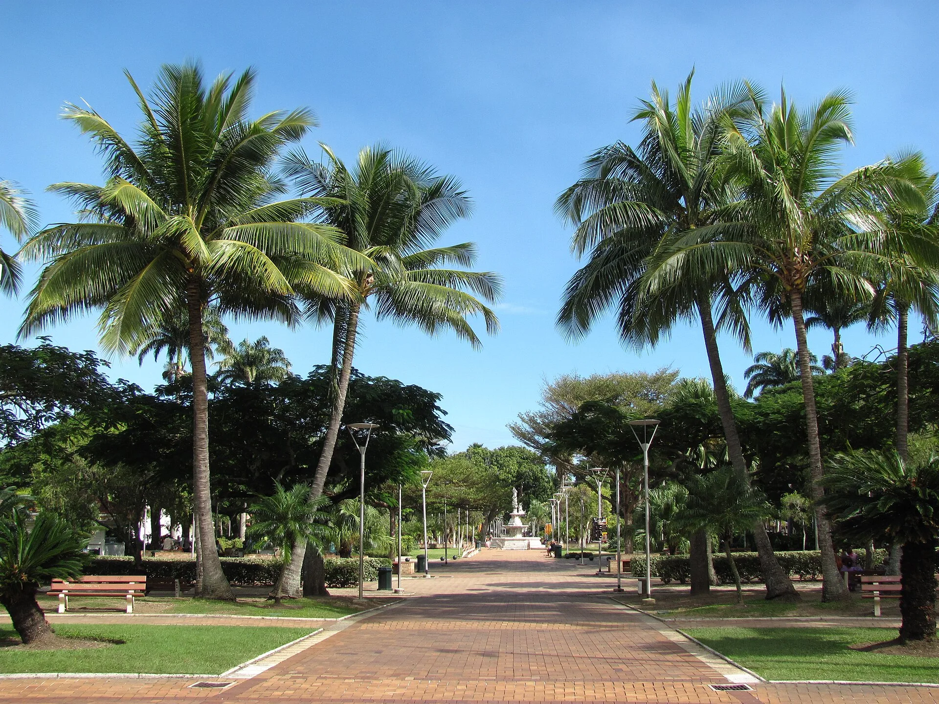 Le centre-ville et la place des Cocotiers