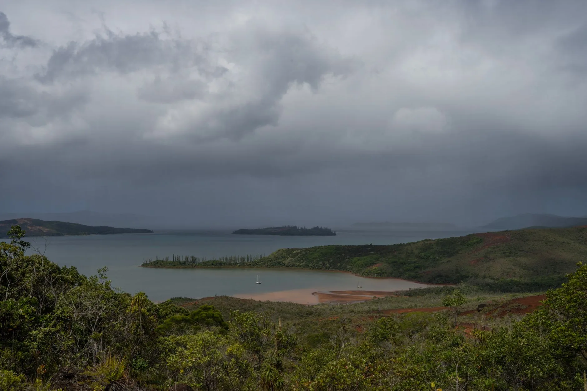 Vue sur la baie de Nouméa et ses quartiers côtiers