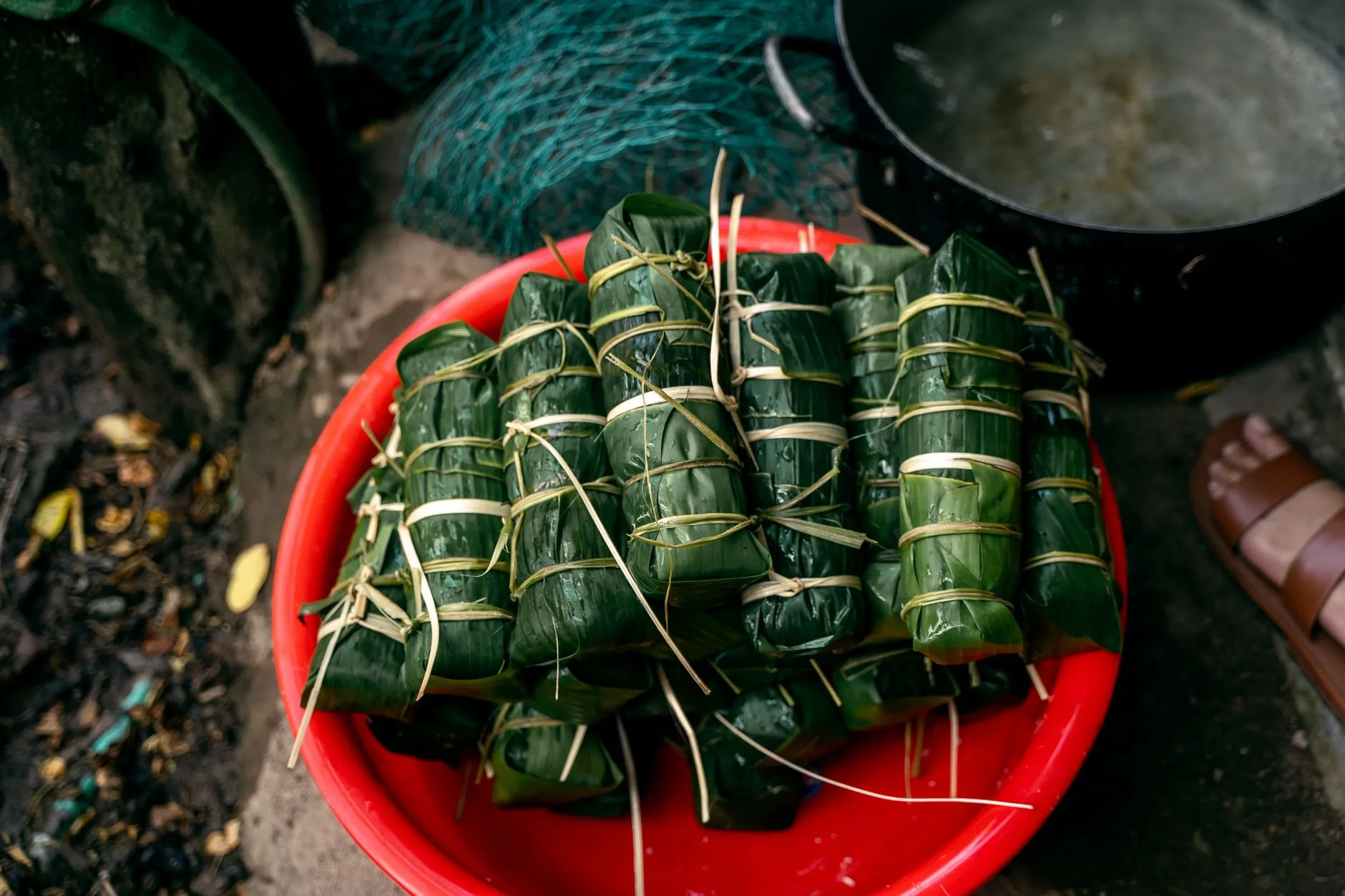 Aliments cuits dans des feuilles de bananier, façon bougna